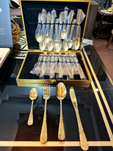 Luxury gold plated cutlery set of forks, knives and spoons