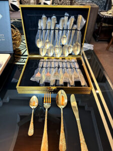 Luxury gold plated cutlery set of forks, knives and spoons
